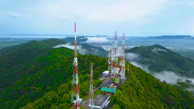 森林中电信天线的鸟瞰图视频素材