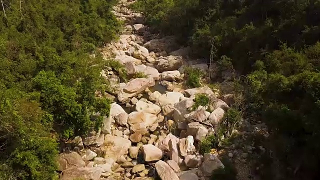 岩石河和绿色森林空中景观。山河与大石头无人机视图。自然景观视频素材