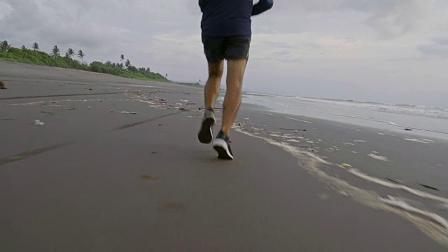 沿着海岸奔跑的人视频素材