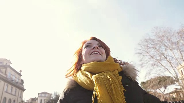 快乐的年轻女子望着天空，转过身来视频素材