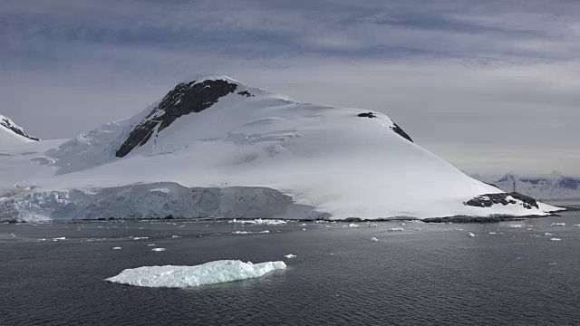 南极雪拥抱黑色岩石时间流逝视频素材