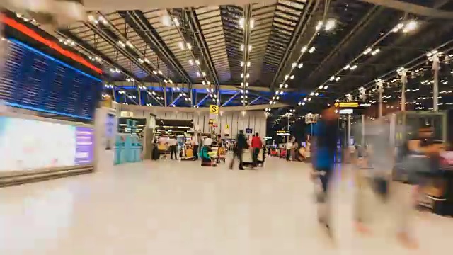 在电车上的延时或4K Hyperlapse:旅客在泰国素万那普机场离境登机站的人群视频素材