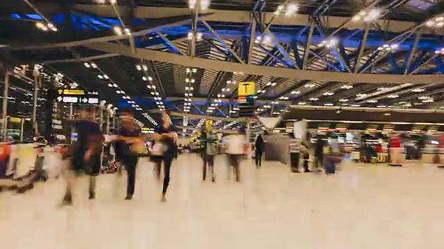 在电车上的延时或4K Hyperlapse:旅客在泰国素万那普机场离境登机站的人群视频素材