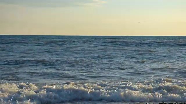 暴风雨在海上，阳光灿烂的夏日。视频素材