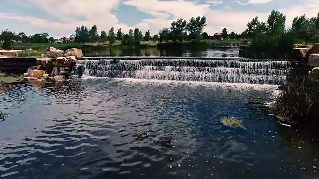 一架无人机飞过科罗拉多州伊利市的一个湖泊，飞向一个码头视频素材