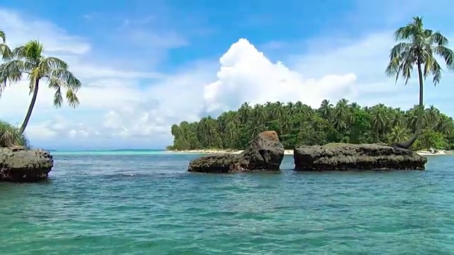 在加勒比海的一个田园诗般的小岛上航行视频素材