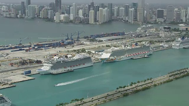 宽阔的游轮停靠在迈阿密港，背景是迈阿密市中心视频素材