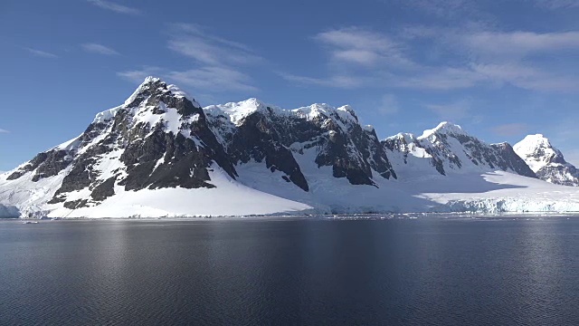 南极洲的雪山山脉视频素材