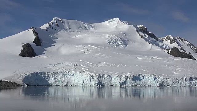 蓝色天空下的南极雪峰放大视频素材