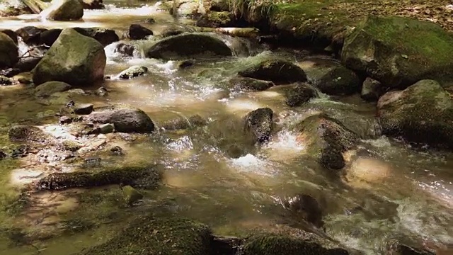 溪在高山，定格慢镜头，没有人视频素材