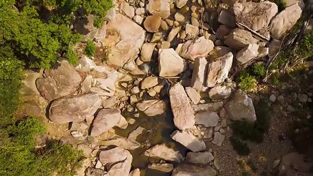 空中景观岩石河和绿色森林在山上。从无人机上看到的美丽景色，山河上有巨大的巨石视频素材