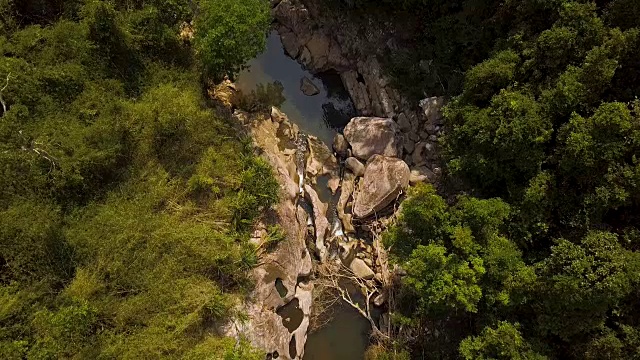 岩石河景观在山鸟瞰图。无人机空中拍摄的山河与大石头和绿色的森林视频素材