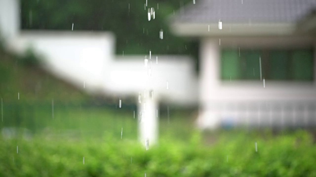 雨滴落在屋顶上视频素材