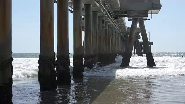 海浪撞击着一个巨大的木制码头视频素材