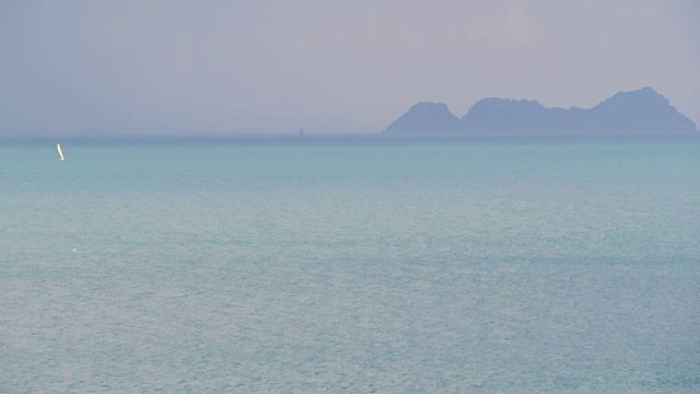 蓝色的热带海洋表面，海浪快速。岩石在地平线上。天堂里的暴风雨天气视频素材