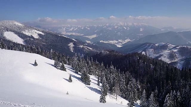 冬天，在寒冷的天气里，在阳光明媚的日子里，在覆盖着积雪的岩石山中徒步旅行视频素材