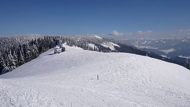 冬天，在寒冷的天气里，在阳光明媚的日子里，在覆盖着积雪的岩石山中徒步旅行视频素材