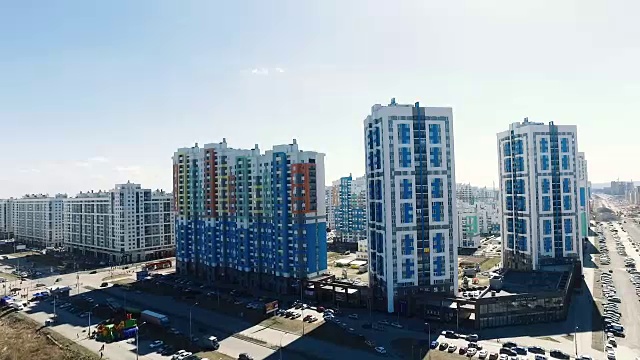 新住宅区中的公寓大楼。镜头。有新建筑的现代住宅综合体视频素材