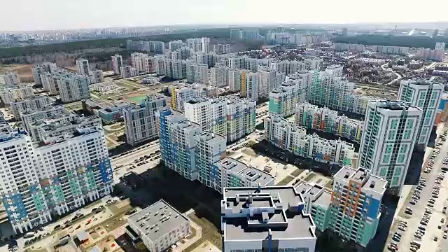 一个新建筑的现代住宅综合体的俯视图。镜头。现代公寓住宅综合体，设有儿童游乐场作为室外设施视频素材