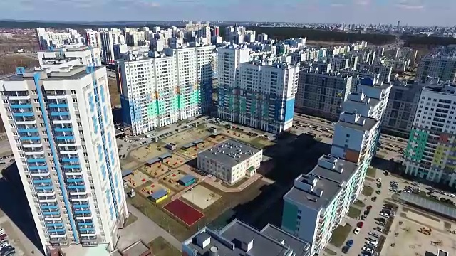 一个新建筑的现代住宅综合体的俯视图。镜头。现代公寓住宅综合体，设有儿童游乐场作为室外设施视频素材