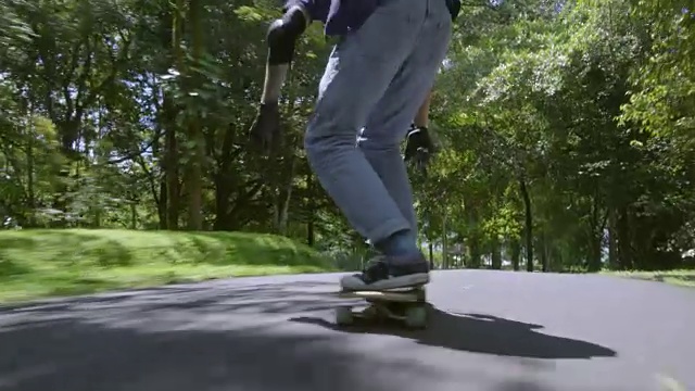 男人在夏天玩滑板视频素材