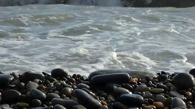 被海浪拍打的海滩上堆积着禅宗石视频素材