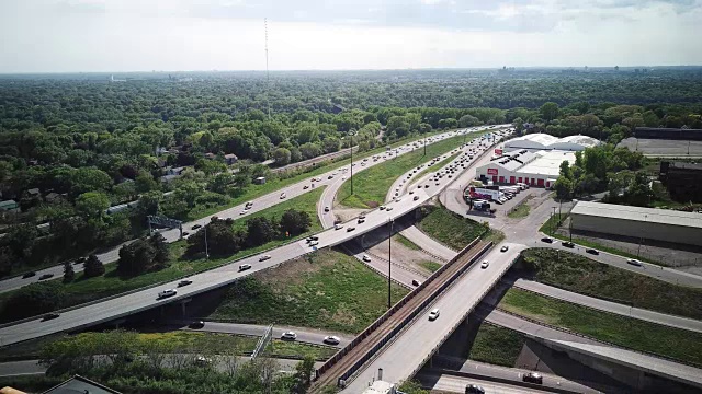 一架无人机在明尼苏达州圣保罗I-94号雷蒙德大道十字路口上空盘旋视频素材