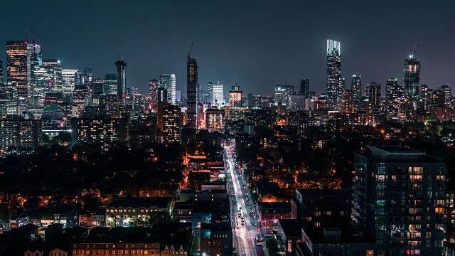 城市天际线夜间交通在多伦多视频素材