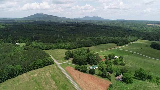 一架无人机在北卡罗来纳州Pilot山的乡村上空升起视频素材