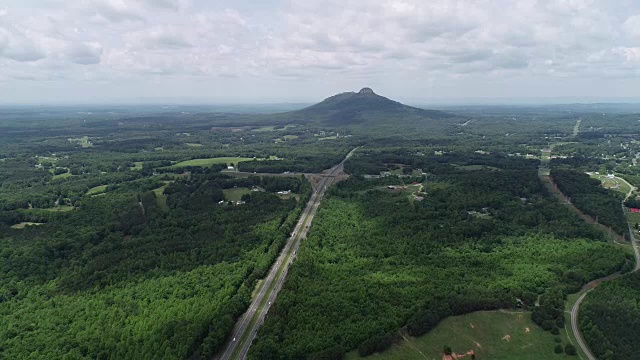 一架无人机从北卡罗来纳州高速公路上方的领航山起飞视频素材