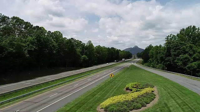 在北卡罗来纳州，一架无人机在高速公路旁飞向Pilot山视频素材