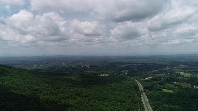 一架无人机从领航山(Pilot Mountain)向北卡罗来纳州的乡村景观移动视频素材