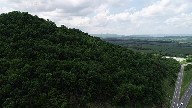 一架无人机拍摄了北卡罗来纳州Pilot山高速公路附近的绿色山坡视频素材