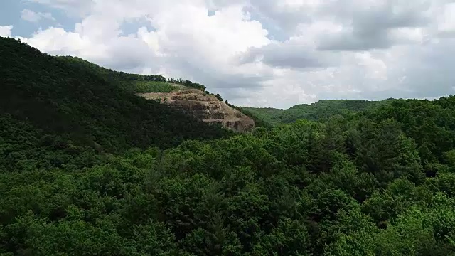 一架无人机飞过北卡罗来纳州Pilot山的山坡视频素材