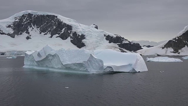 南极洲的大冰山漂浮在杰拉什海峡视频素材