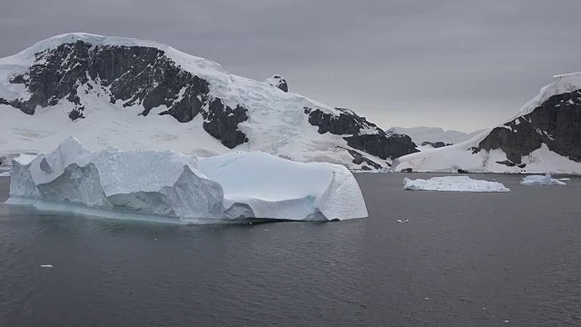 南极洲大冰山在杰拉希海峡的时间流逝视频素材