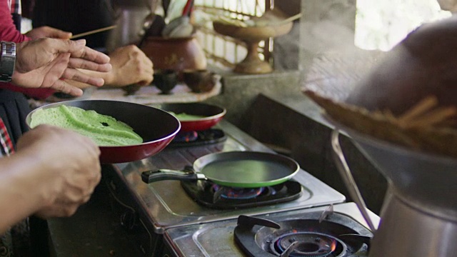 印尼煎饼在煎锅里视频素材