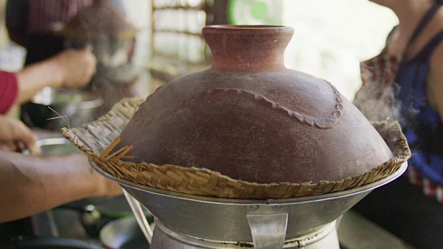 蒸汽从食品箱升起视频素材