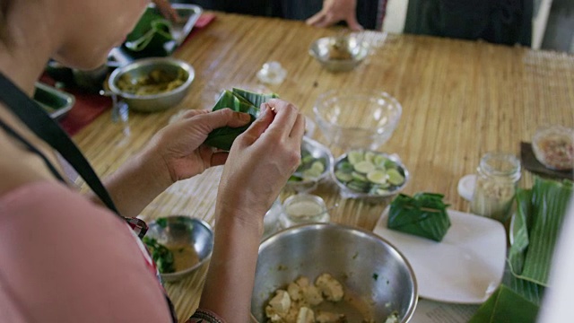 印尼烹饪课上的女人视频素材