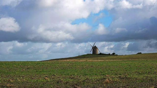 在mont st michel附近的le moulin de moidrey的宽阔视野视频素材