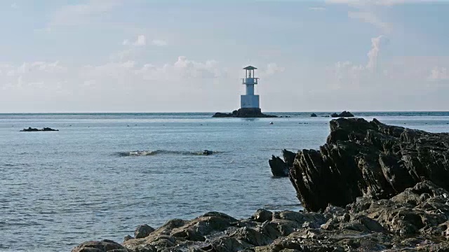 4k拍摄，海面上的灯塔，灯塔发出的灯光用来告诉水手方向。视频素材