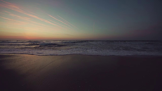 海浪上美丽的日出视频素材