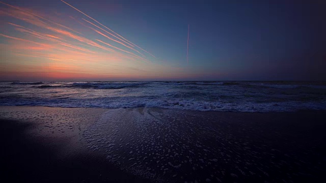 美丽的日出在沙滩和海浪的视频视频素材