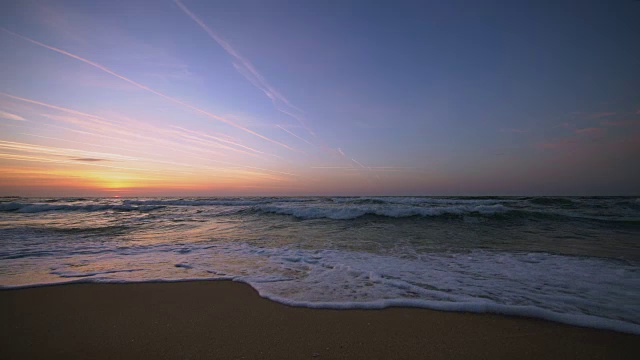 海浪上美丽的日出视频素材