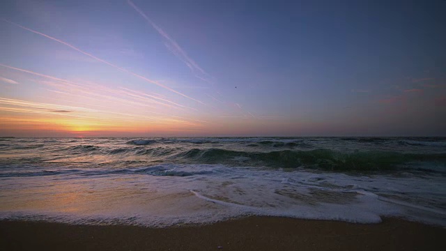 海浪上美丽的日出视频素材