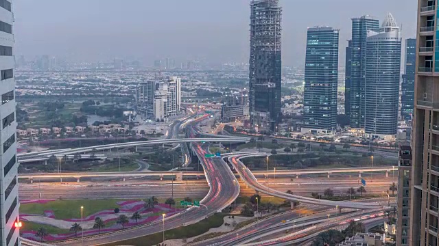 鸟瞰图的道路交叉口在一个大城市白天到晚上的时间推移视频素材