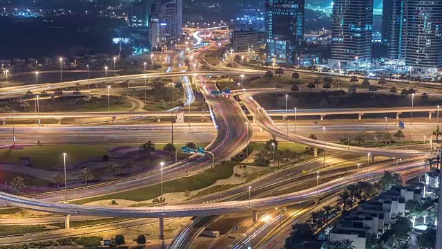 鸟瞰图的道路交叉口在一个大城市的夜晚时间推移视频素材