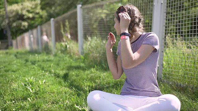 一个迷人的微笑的白人女人的肖像在一个公园里戴着眼镜视频素材