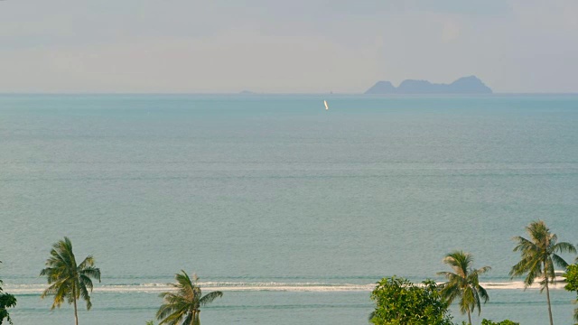 美丽的海景与热带海岸俯瞰。摩托艇穿越海洋。视频素材