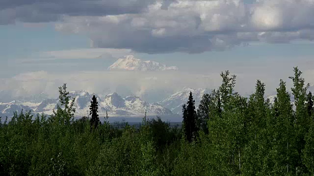 阿拉斯加草坪椅和德纳里山放大视频素材